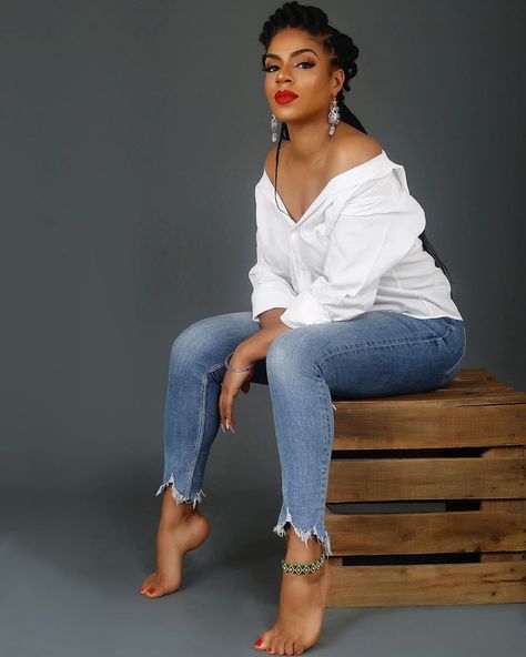 White Top Jeans Photoshoot, Beach Poses Instagram, Big Brother Naija, Headshots Women, Beautiful Photoshoot Ideas, Studio Poses, Instagram Photo Ideas, Studio Photography Poses, Business Photoshoot