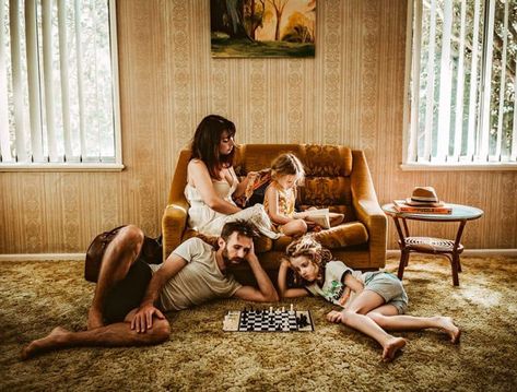 Family Photos Artistic, Moody Family Photos Indoor, Family Foto Ideas, Inside House Family Photoshoot Ideas, Documentary Family Photoshoot, Funky Family Photo Shoot, Family Pictures Inside House Poses, Cozy Family Pictures, Casual At Home Family Photoshoot