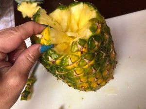 Essen, How To Peel A Pineapple Step By Step, How To Core Pineapple, How To Clean A Pineapple, Peeling A Pineapple, How To Eat Pineapple, How To Peel A Pineapple, How To Cut A Pineapple Easy, How To Cut Pineapple