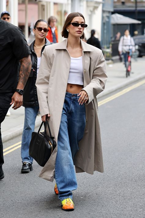 Hailey Baldwin Style Street, Trends For Fall 2023, 2023 Hailey Bieber, Hailey Bieber Street Style, Estilo Hailey Baldwin, Hailey Baldwin Street Style, Sneaker Trends, Bouquet Ideas Wedding, Unique Jeans