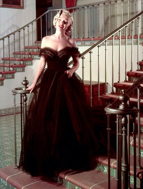 Marilyn Monroe at 1951 Oscars Old Hollywood Inspired Outfits, Marilyn Monroe Outfits, Vestidos Oscar, Best Oscar Dresses, Old Hollywood Dress, Estilo Marilyn Monroe, Marilyn Monroe Dress, Oscar Gowns, Black Tulle Dress