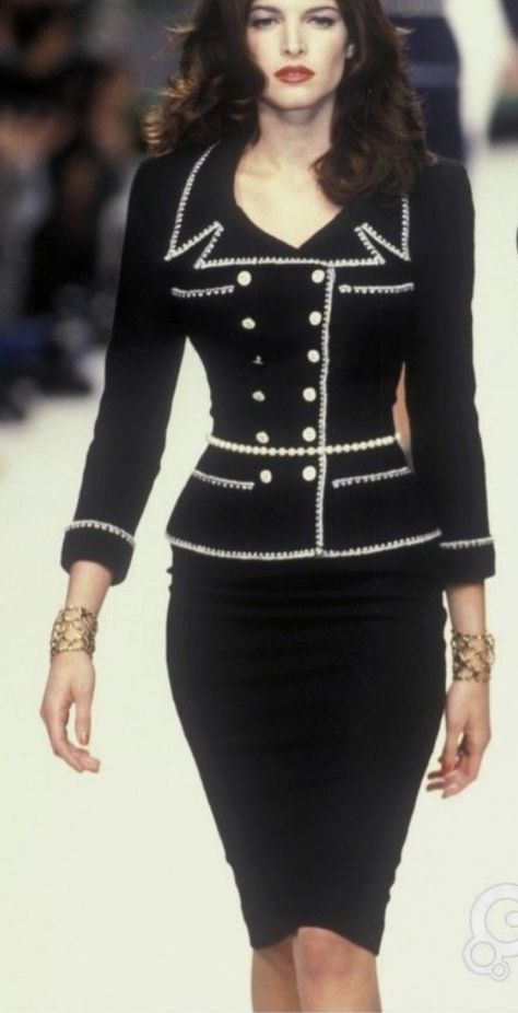 CHANEL inspiration 90's black fashion Coco Chanel Fashion, Runway Fashion Couture, 90s Runway Fashion, Vintage Runway, Mode Chanel, Chanel Dress, Chanel Vintage, Chanel Fashion, Mode Vintage