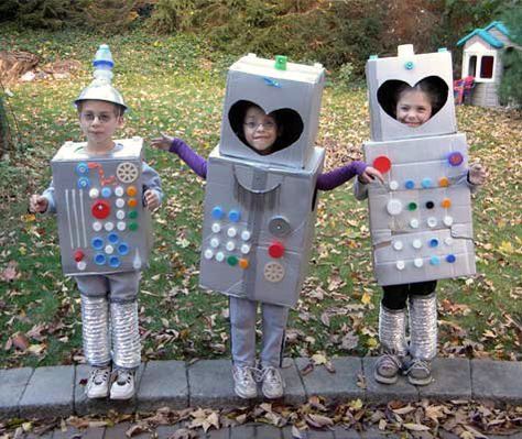 The robot Halloween costume. It's classic, right? It's one of those costumes you can make at the last minute, and still look great — some cardboard boxes a Robot Halloween Costume, Halloween Lego, Homemade Robot, Robot Theme, Robot Costumes, Children's Dresses, Robot Party, Diy Robot, Diy Kostüm