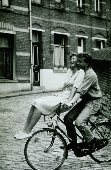 Couple On Bicycle, Sunday Kind Of Love, Old Fashioned Love, Vintage Couples, Vintage Romance, The Love Club, 인물 드로잉, Foto Vintage, Foto Art