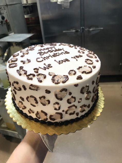 Cheetah Print Theme Party, Cheetah Print Party Decorations, Cheetah Theme Birthday Party, Cheetah Print Smash Cake, Cheetah Print Cake Ideas, Leopard Theme Birthday Party, Leopard Print Party Theme, Leopard Cake Birthday, Leopard Print Cakes