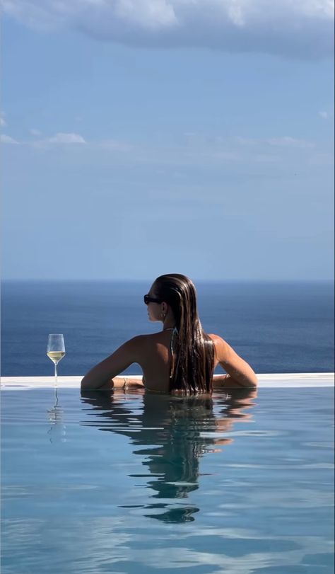 Pool Poses Photo Ideas Water, Pool And Wine Aesthetic, Infinity Pool Photo Ideas, Infinity Pool Pose Picture Ideas, Poses In A Pool, Infinity Pool Poses Photo Ideas, Pool Shots Photography, Sweeming Pool Photo Ideas, Greece Pool Pictures