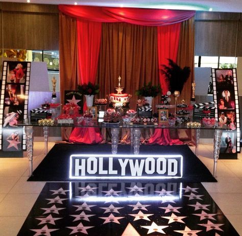 Quince Hollywood Theme, Elegant Hollywood Theme Party, Hollywood Themed Photoshoot, Prom Party Decorations Ideas, Hollywood Theme Sweet 16 Party, Pink Hollywood Theme Party, Hollywood Decorations Party, Hollywood Theme Sweet 16, Hollywood Theme Birthday Party