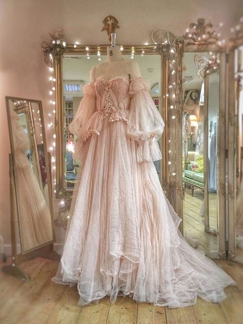 Bohol, Gaun Abad Pertengahan, Ethereal Dress, Prom Dress Inspiration, Fantasy Gowns, Pretty Prom Dresses, Fairytale Dress, Modieuze Outfits, Fantasy Dress