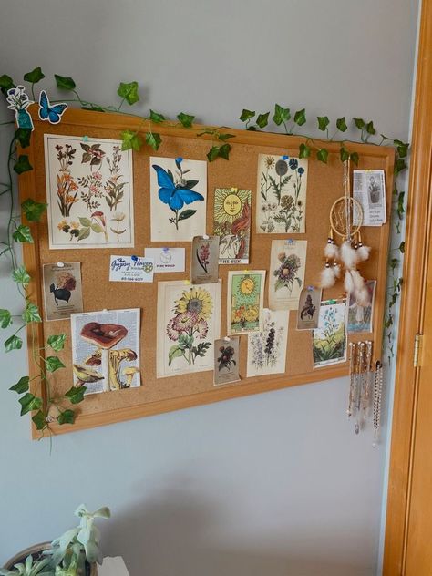 College Dorm Cork Board Ideas, Cork Board Border Ideas, Pin Board Inspo Aesthetic, Boho Bulletin Board Ideas Bedroom, Bulliten Board Aesthetic, Pin Board Ideas Aesthetic Study, Corkboard Office Ideas, Pinboard Ideas Aesthetic Vintage, Cord Board Ideas