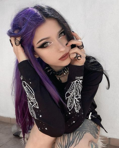 Gothic Hair Color, Alt Hair Ideas, Purple Egirl, Faded Purple Hair, Alt Women, Goth Girl Aesthetic, Weird Haircuts, Girl With Purple Hair, Purple Tattoos