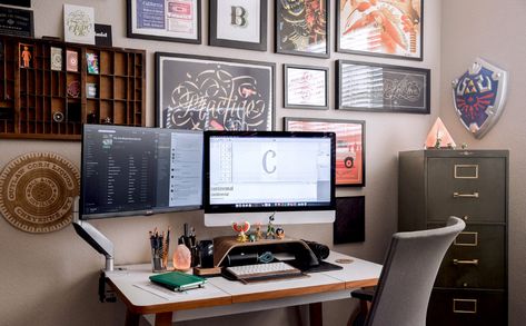 Ux Designer Home Office, Graphic Designer Office Ideas, Graphic Design Home Office, Graphic Designer Home Office, Graphic Designer Office, Graphic Design Workspace, Graphic Designer Desk, Creative Workspace Design, Graphic Design Office