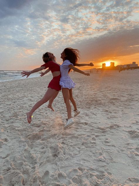 pictures with friends, pictures with friends summer, beach aesthetic, beach poses, poses with friends Fun Beach Pictures, Beach Best Friends, Beach Vacation Pictures, Summer Beach Pictures, Florida Pictures, Cute Beach Pictures, Beach Instagram Pictures, Preppy Beach, Summer Picture Poses