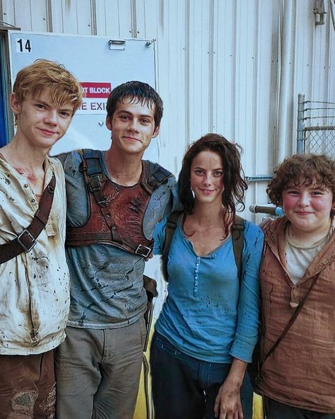 ✦✧✧ 𝘿𝙮𝙡𝙖𝙣 𝙍𝙝𝙤𝙙𝙚𝙨 𝙊’𝘽𝙧𝙞𝙚𝙣 ✧✧✦ on Instagram: “some of my favorite pics behind the scene from maze runner <3 #dylanobrien #thomasbrodiesangster #kayascodelario #mazerunner…” New Maze Runner, The Maze Runner Cast, Tmr Cast, Maze Runner 1, Maze Runner Characters, Maze Runner Thomas, Maze Runner Trilogy, Maze Runner Funny, Maze Runner Cast