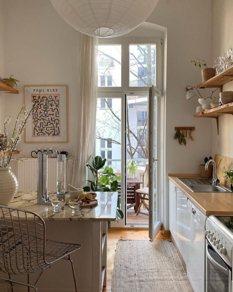 Small Space Inspiration, Swedish Kitchen, My Scandinavian Home, Berlin Apartment, Studio Apartment Layout, Small Studio Apartments, Flat Interior, Apartment Kitchen, Apartment Inspiration