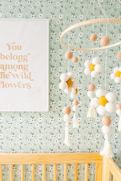 Flower Baby Mobile, Diy Nursery Mobile, Nursery Diy Projects, Pom Pom Mobile, Sweet Dreams Baby, Pom Pom Baby, Diy Nursery Decor, Diy Baby Mobile, Flower Mobile