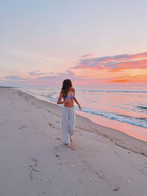 Cute Beach Sunset Pictures, Poses On The Beach Ideas, Cute Sunset Pictures Poses, Sunset Posing Ideas, Sunrise Insta Pics, Picture Poses For Beach, Places To Take Instagram Pictures, Poses At Beach Picture Ideas, Cute Pictures To Take On The Beach