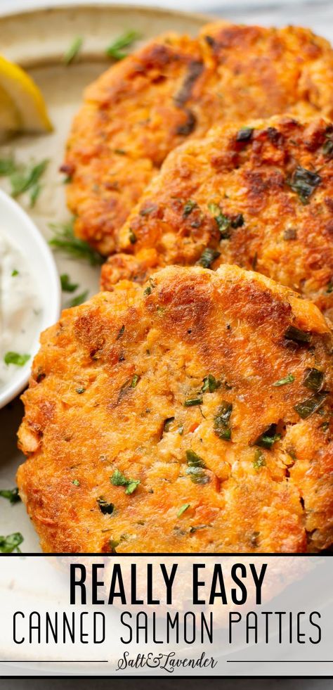 a plate with three salmon cakes and text overlay that reads really easy canned salmon patties Essen, Healthy Salmon Dinner Recipes, Dinner Recipes Fish, Baked Seafood, Healthy Salmon Dinner, Canned Salmon Patties, Salmon Dinner Recipes, Salmon Burger Recipe, Canned Salmon Recipes