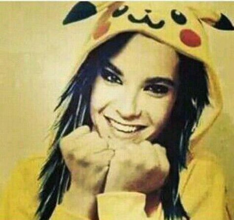 Bill Kaulitz Funny Pictures, Tom Kaulitz Jersey, Tom Kaulitz Full Body Photo, Bill Kaulitz Pikachu, Tom Kaulitz Holding Money, Baby Bill Kaulitz, Bill Kaulitz Sleeping, Bill Kaulitz Funny Pics, Bill Kaulitz Singing