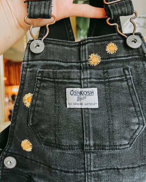 Overall Embroidery Design, Hand Embroidered Overalls, Overall Embroidery Ideas, Overalls Embroidery Ideas, Embroidered Overalls Diy, Dungarees Embroidered, Embroidery Overalls, Overall Embroidery, Overalls Embroidered