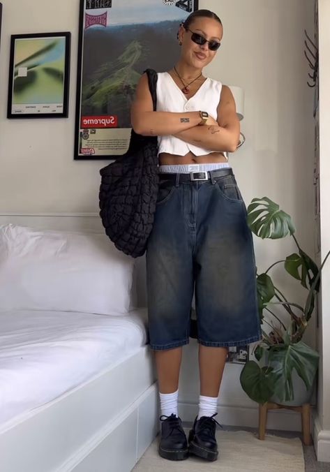 outfit trendy cute inspo inspiration 90s streetwear graphic tee baggy jeans Summer Streetwear Outfit Women, Streetwear Fashion Short Women, How To Style Bermuda Shorts Summer, Festival Outfit Jorts, Jort Outfits Women, Women Jorts Outfit, Spring 2024 Womens Fashion, Masc Summer Outfits Shorts, Womens Jorts Outfits