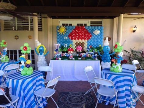 Smurfday party!! | CatchMyParty.com Trunk Or Treat Smurf, Smurfs Birthday Party Ideas, Smurfs Birthday Party, Smurfs Party Decorations, Smurf Birthday, Smurfs Birthday, Gatsby Decorations, Smurfs Party, Happy Birthday Kids