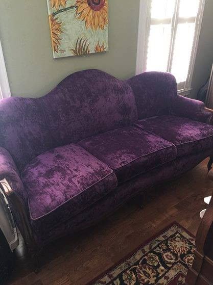 Purple couch! Purple Wood Floor, Whimsigoth Couch, Purple Velvet Couch, Purple Living Room Ideas, Plum Walls, Gold Couch, Retro Couch, Purple Furniture, Purple Couch