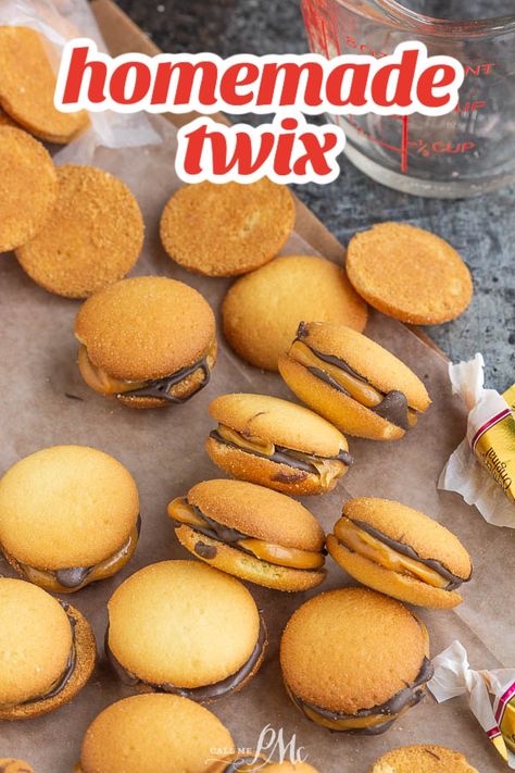 No Bake Homemade Twix with Vanilla Wafers tastes like Twix Candy Bars and, literally, takes minutes to make and will satisfy any craving! Vanilla Wafer Dessert, Wafer Cookie Recipe, Twix Bites, Vanilla Wafer Recipe, Adorable Desserts, Twix Candy, Amazing Cookie Recipes, Vanilla Wafer, Twix Cookies