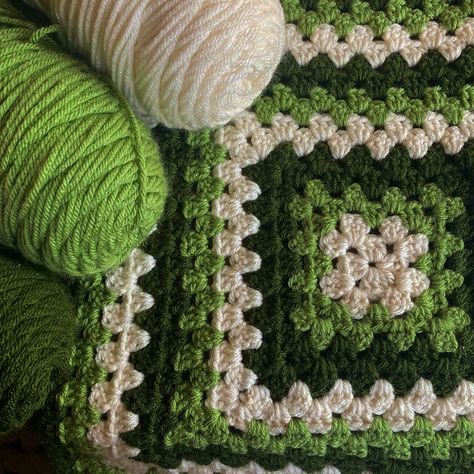 Amigurumi Patterns, Green Crochet Blanket Granny Squares, Crochet Green Granny Square, Black And Green Crochet, Crochet With Green Yarn, Green Granny Square Blanket, Green Crochet Projects, Crochet Blanket Green, Green Crochet Blanket