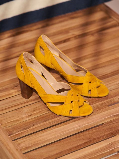 My Sunny Clémentine. Heel of 8 centimeters and intertwined strips - it is only to look at it: in the upper version, the Clémentine sandal in yellow Sweden is the incarnation of summer chic. Openwork and ventilated for maximum comfort, it gives all your summer outfits a dressed touch. Yellow Heeled Sandals, Yellow Heels, Suede High Heels, High Shoes, Summer Chic, Nudie Jeans, Goat Leather, Cross Straps, Heeled Sandals