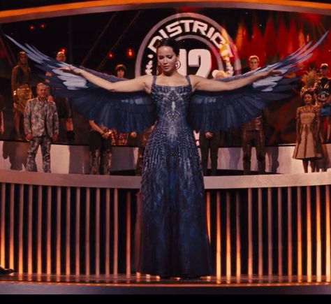 this at first was a wedding dress,but then Cinna turned it in to this beautiful masterpiece. It showed out my mockingjay. Mockingjay Dress, Mockingjay Costume, Katniss Everdeen Outfit, Katniss Outfit, Jenifer Lawrens, Hunger Games Costume, Hunger Games Outfits, Hunger Games Fashion, Tribute Von Panem