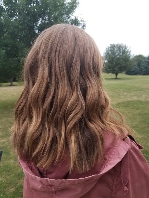 Haircuts To Collar Bone, Balayage, Medium Length Light Layers, Brown Mid Hair Length, Chestnut Shoulder Length Hair, Haircuts For 26 Year Old Women, Haircuts Below Shoulder Length, Short Haircut Light Brown Hair, Slightly Longer Than Shoulder Length Hair