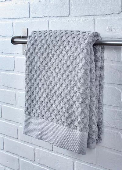 Bath Towel Folding Ideas, Bath Towel Folding, Fold Towels Like Hotel, Towels On Towel Bar, Fold Towels For Display, How To Fold Bath Towels, Folding Bathroom Towels, Bath Towels Display, Folding Bath Towels