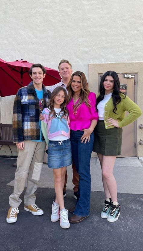 Addison Riecke, Maya Le Clark, Diego Velázquez, Rosa Blasi and Chris tallman on thundermans return Chloe Thunderman, Thundermans Return, Maya Le Clark, Nickelodeon The Thundermans, Addison Riecke, Diego Velazquez, Disney Princess Artwork, Disney Theory, Kira Kosarin