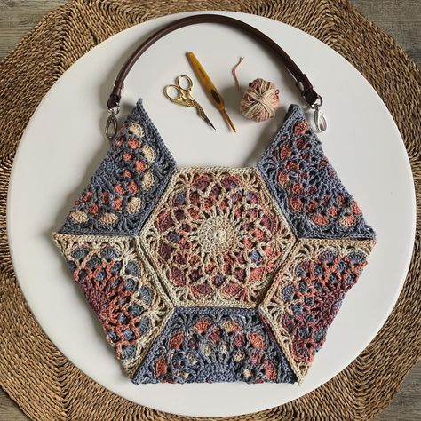 Mel Harrison on Instagram: “My latest Fractal Bloom Bag is ready for joining 🤩 #fractalbloomprojectbag #hipstercotton @yarnmecalm #crochet #crochetaddict…” Boho Bag Pattern, Crochet African Flowers, Crochet Boho Bag, Free Crochet Bag, Crochet Braid Styles, Crochet Bag Pattern Free, Crochet For Beginners Blanket, Granny Square Bag, Crochet Hexagon