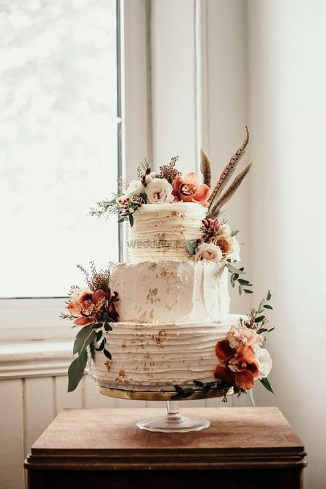 Rustic Romantic Wedding Cake, Wedding Fall Cake, Rust Beach Wedding, Equestrian Wedding Ideas, Fall Boho Wedding Cake, Boho Fall Wedding Cake, Fall Wedding Cakes Rustic, Romantic Fall Wedding Decor, Rustic Romantic Wedding Decor