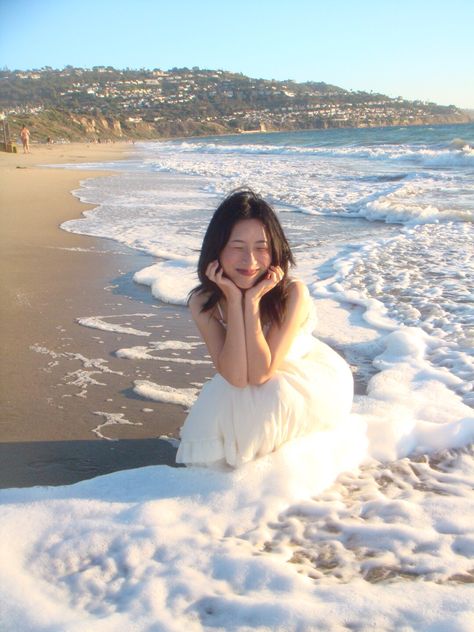 beach photoshoot | beach modeling poses | beach inspo | sea photos | shoreline | lamp | wave to earth | aesthetic | beach dress | asian | igari | japanese inspo | korean inspo | digicam | sony cybershot | ichiko aoba Kpop Beach Photoshoot, Japanese Beach Photoshoot, Cute Beach Photoshoot, Summer Photography Beach, Beach Poses Digital Camera, Beach Poses Ideas Aesthetic, Beach Picnic Photos, Beach Solo Photo Ideas, Beach Poses Sitting