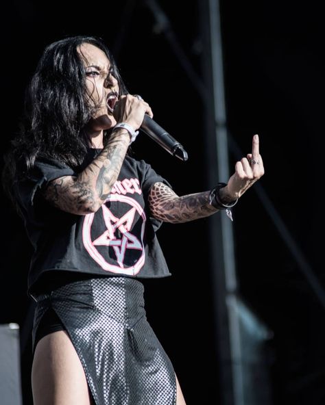 offbeatstyle on Instagram: “☠Tatiana Shmayluk from Jinjer in Metal Days, July 2018, Tolmin, Slovenia . . . #jinjer #jinjerband #tatianashmayluk #tati_booyaka…” Jinjer Band, Tatiana Shmaylyuk, Ladies Of Metal, Metalcore Bands, Metal Chicks, Heavy Metal Girl, Rock Queen, Symphonic Metal, Women Of Rock