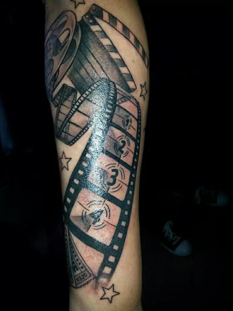 Film Real Tattoo, Film Tattoos Ideas, Movie Lover Tattoo Ideas, Movie Theater Tattoo, Movie Tattoos Film, Movie Film Tattoo, Marylin Tattoo, Hollywood Tattoo Ideas, Movie Lover Tattoo