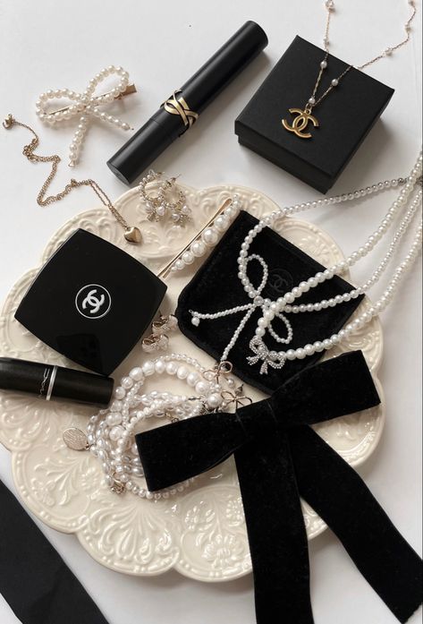Jewelry, blair waldorf aesthetic, luxe, makeup, hair bows, pearl necklace, chanel blush, mac lipstick, chanel necklace, bow earrings, jennie kim vibes Couture, Haute Couture, Estilo Blair Waldorf, Blair Waldorf Aesthetic, Stile Blair Waldorf, Estilo Ivy League, Chanel Aesthetic, Blair Waldorf Style, Jennie Chanel