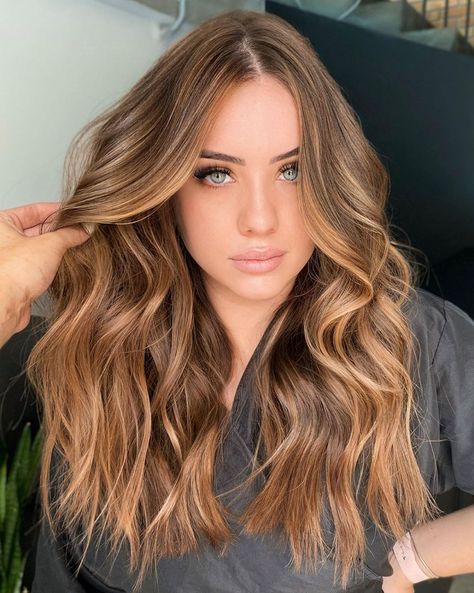 Pelo Color Caramelo, Golden Highlights Brown Hair, Hair Colors For Blue Eyes, Light Golden Brown Hair, Carmel Hair Color, Carmel Hair, Hair Colour For Green Eyes, Caramel Brown Hair, Brown Hair With Caramel Highlights