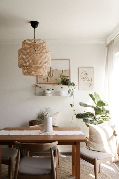 Cozy neutral dining room with natural elements, IKEA pendant light, and trailing plants. Boho Apartment Dining Room, Reno On A Budget, Pendant Lighting Over Dining Table, Dining Table Light Fixture, Light Above Dining Table, Ikea Pendant Light, Minimal Dining Room, Dining Room Inspo, Lights Over Dining Table