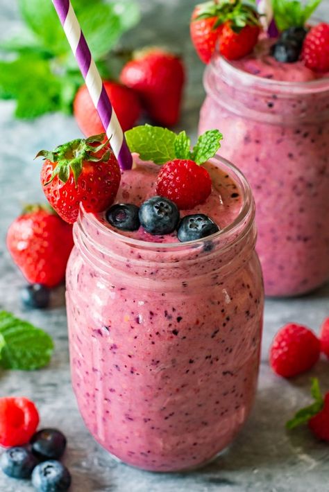 Essen, Mixed Fruit Smoothie, Fruit Milkshake, Fruit Vegetable Smoothie, Cheesecake Smoothie, Fruit Smoothie Recipes Healthy, Mixed Berry Smoothie, Summer Smoothies, Fresh Drinks