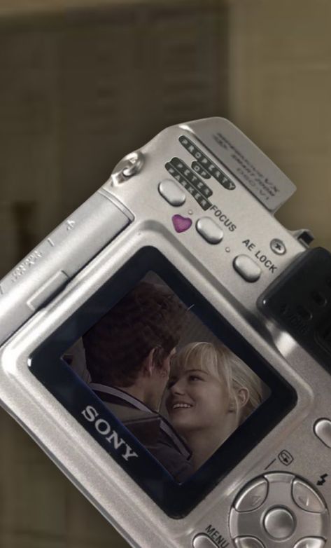 picture of peter parker and gwen stacy through a camera Peter Parker Gwen Stacy, Emma Stone Gwen Stacy, Peter Parker Andrew Garfield, Andrew Garfield Spiderman, Peter 3, Garfield Spiderman, Bug Boy, Spiderman 3, The Amazing Spider Man