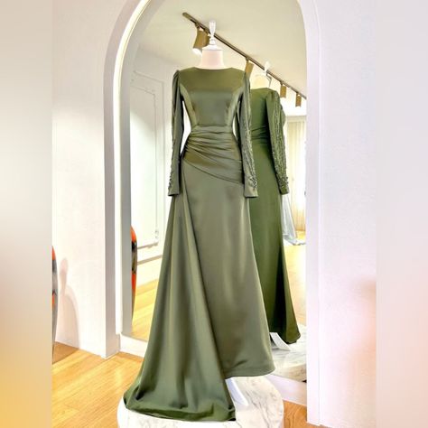 Modest Satin Gown, Bridesmaid Dresses Modest Long Sleeve, Sage Green Dress Formal Long Sleeve, Modest Bridesmaids Dresses, Green Modest Prom Dress, Green Dress Hijab, Satin Prom Dress With Sleeves, Formal Modest Dresses, Long Dresses Modest