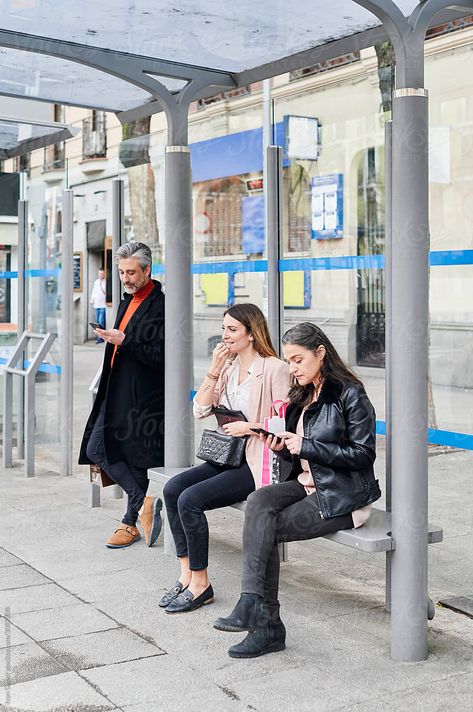 Croquis, People Waiting For Bus, Groups Of People Photography, Person Waiting At Bus Stop, Bus Stop Memory Drawing, Group Of People Reference, Group Of People Photography, Group Of People Drawing, Bus Stop Drawing