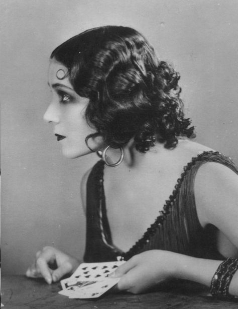 30s Makeup, 1920s Hair, Look Retro, Foto Vintage, Foto Art, Vintage Portraits, Vintage Glamour, Vintage Hollywood, Classic Beauty
