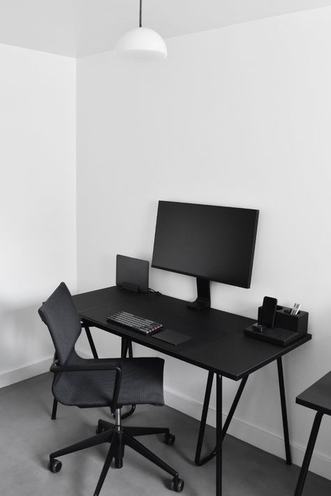 Top 24 Minimalist Desk Setup Ideas for 2024 Minimalist Desk Setup, Desk Setup Ideas, Minimal Desk Setup, Laptop Setup, Minimal Workspace, Setup Pc, Minimal Desk, Workspace Ideas, Space Project