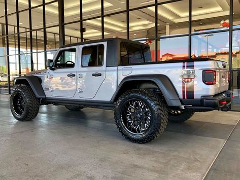 This one-of-a-kind 2020 Jeep Gladiator Rubicon has been customized with the 707-horsepower Hellcat V8 under the hood! Jeep Wranglers, Pickup Flatbeds, Jeep Gladiator Custom, 2023 Gmc Sierra, Camping 4x4, Hellcat Engine, Jeep Wrangler Girl, Black Rhino Wheels, America's Most Wanted