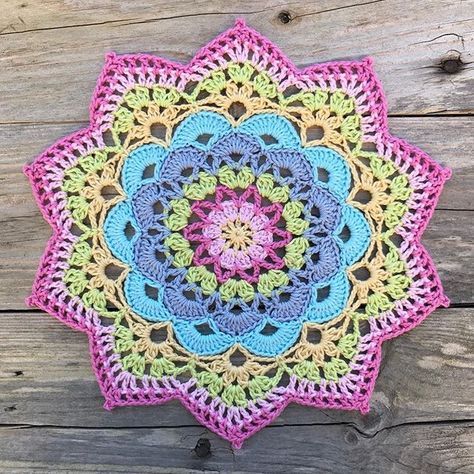 Motif Mandala Crochet, Crochet Mandela, Crochet Dreamcatcher, Pola Amigurumi, Crochet Rug Patterns, Crochet Mandala Pattern, Crochet Wall Hangings, Crochet Doily Patterns, Crochet Square Patterns