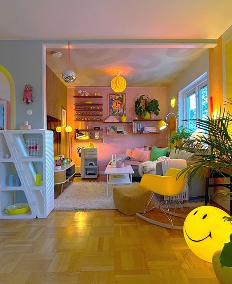 Cissi Åhlén - Nordic dopamine interiors (@mylifeinmulticolor) • Instagram photos and videos Cute Living Room Ideas For Apartments Cozy, Colorful Apartment Aesthetic, Colorful Apartment Decor, Art Deco House, Cute Living Room, Sweden Stockholm, Colorful Apartment, Eclectic Interiors, House And Garden